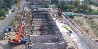 Die Fahrzeughalle wird gebaut.