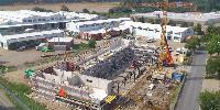 Die Fahrzeughalle wird gebaut.