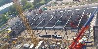 Die Fahrzeughalle wird gebaut.