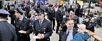 Auch der Nachwuchs-Feuerwehrmann Nico mit seiner Mutter Katrin Meyer freut sich beim Richtfest �ber den Neubau.