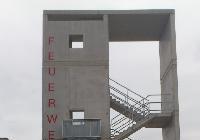 �bungsturm mit �FEUERWEHR� beschriftet