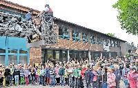 Feuerwehr hilft beim Aufh�ngen von Nistk�sten an der Regenbogenschule
