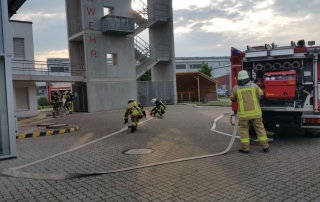 Bei Ortsbrandmeister Blaut ging es mit dem Ruther Fahrzeug daran, mit der Steckleiter eine Menschenrettung mit Brandbekämpfung über den Balkon zu starten