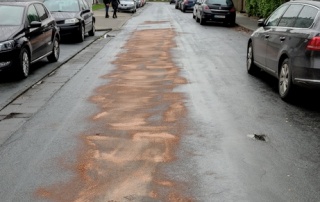 Eine mit Bindemittel abgestreute Straße